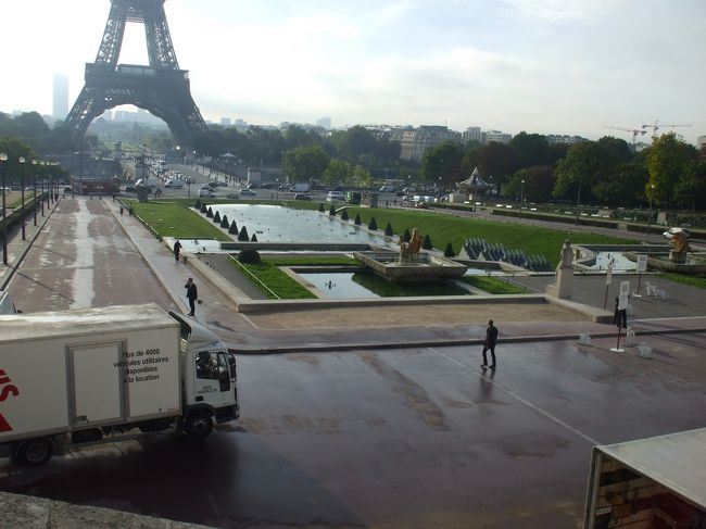 「シャイヨー宮の前庭：トロカデロ庭園」<br />庭園を下ってエッフェル塔まで歩く。