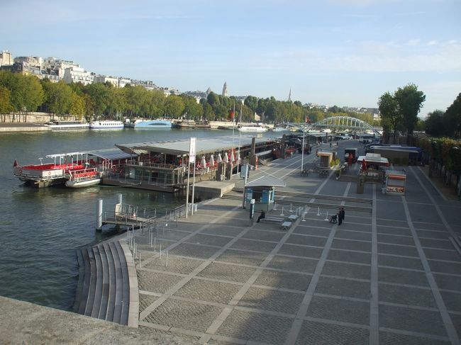 「イエナ橋下、遊覧船の乗船場」