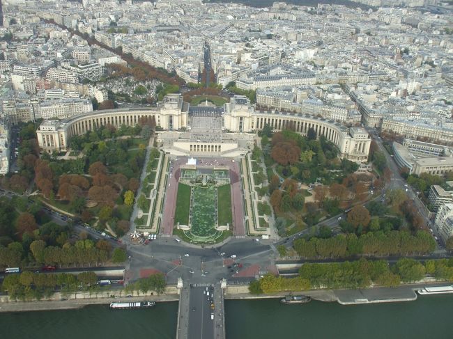 「エッフェル塔の最上階からシャイヨー宮」<br />展望台エレベーターの改札口でパリ・ミュージアム・パスを出した。「ノーxyz…！」化粧の濃いフランスおねーさんに拒否された。でも親切なおねーさんでチケット売場まで案内してくれた。「メルシー」使えると勘違いしていた自分がいまいましい。これで３０分はロスした。<br />第２展望台(115ｍ)で最上階エレベーターを待つ。この展望台は吹きっさらしで寒い。エレベーターを待つ人がどんどん増えてくる。もう３、４００人はいるだろう。狭いガードパイプで並ばされて身動きさえままならない。日陰に入ると身を切るような冷たい風であった。すぐ後に３歳位の男の子に自分の上着を半分かけて抱き上げていた父親がいた。インド人ぽい背の高い立派な体格の男性であった。外に出ている片腕は半袖シャツである。寒いだろうに…「インド人は寒くない！がんばれ！」ハラハラしたもののどうにもできない。３０分は待っただろう。最上階(276ｍ)エレベーターの番が来た時は自分のことの様に安堵したものである。