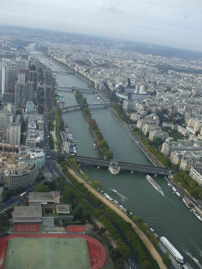 「エッフェル塔の最上階からセーヌ川」<br />川の中にビル・アケム橋とグルネル橋を結ぶ「白鳥の小径」が見える。<br />その向こうはアポリネールの詩で有名なミラボー橋である。