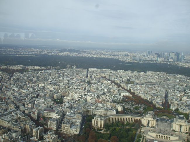 「エッフェル塔の最上階からブーローニュの森」