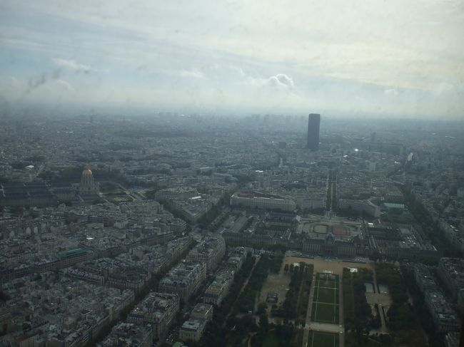 「エッフェル塔の最上階からモンパルナスタワー」