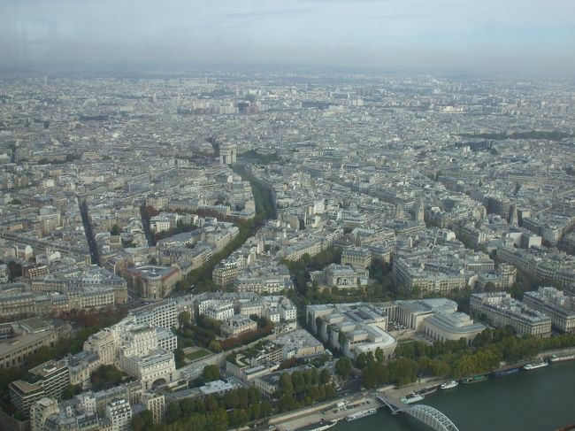 「エッフェル塔の最上階から凱旋門」