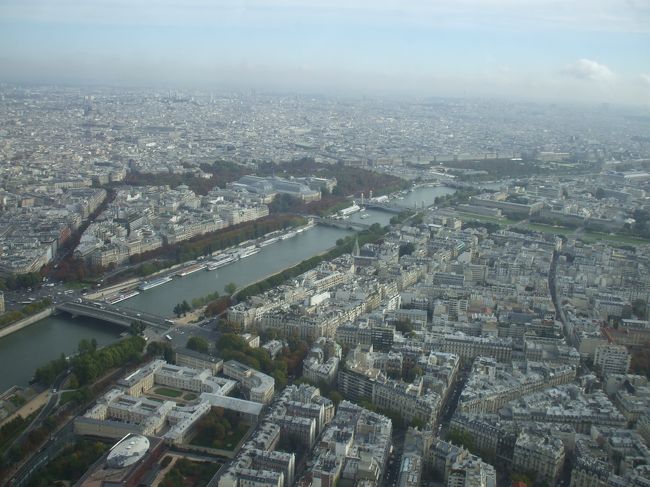 「エッフェル塔の最上階からモンマルトル」<br />遠くに霞んで見えない。　