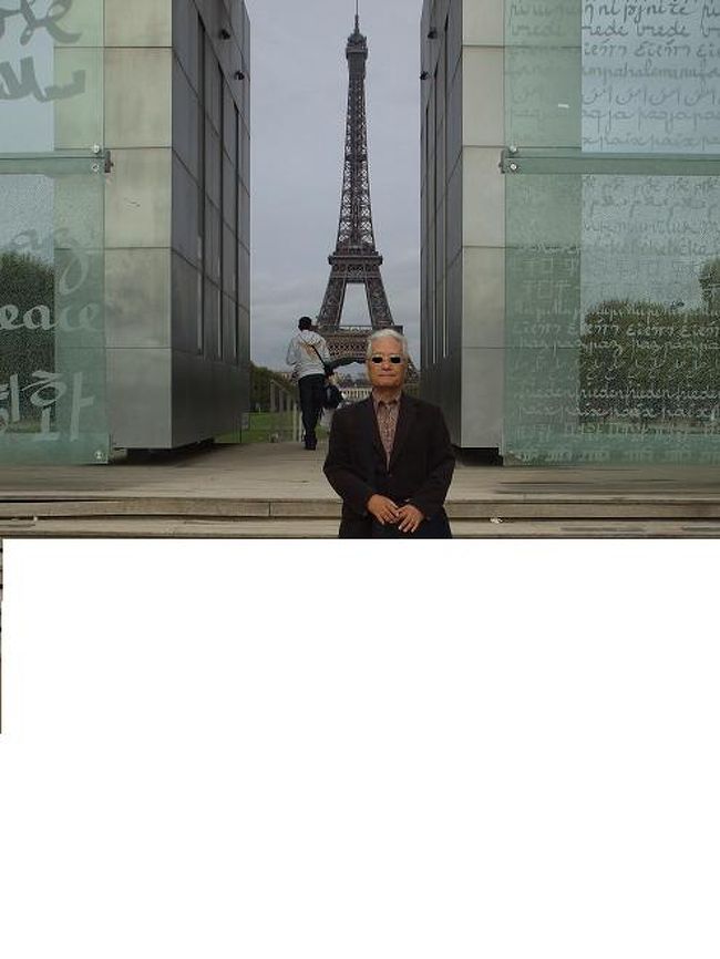 「平和の壁」<br />シャン・ド・マルス公園の入口にある。２０００年のミレニアムイベントで作られたモニュメント。ガラスの間にエッフェル塔がすっぽり納まって見える。