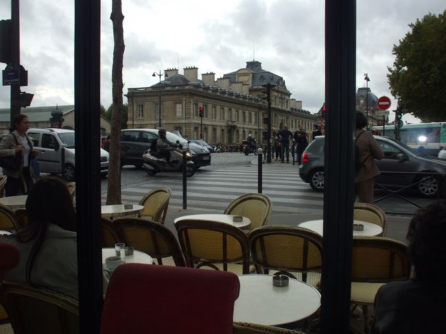 「窓ガラス越しに見える旧陸軍士官学校」<br />落ち着いたクラシック調の店内には地元の客がだいぶ入っていた。下町風なじみのカフェという感じであった。「グラスビヤー＆ジュース」「ウイ、オレンジ？」笑顔での対応。「イエス、オーライ！」いい調子の乗りになった。きびきび動く若者だった。ビールとオレンジジュース、一緒にパンが出てきた。喉が渇いていた家内がジュースを半分くらい飲むと「ウォーター？」と目ざとく声をかけてきた。エビアンが出てきた。隣の紳士はグラスの水を飲んでいる。「商売上手！」家内が苦笑する。<br />「なにを食べるか？」わからないメニューに目を凝らしていると「TERRASSE SPECIAL！」１４ユーロ？とあった。スペシャルなら間違いないだろう。値段もお手頃。決定！手をあげるとムッシュが飛んできた。<br />「スペシャル、ツー シルブプレ」「ウイ！テラス・スペシャルxyz…ムッシュxyz…！メルシー」彼はニッコリ！わたしには「安くて美味しい！当店自慢のスペシャルxyz…！ムッシュお目が高い！」と聞こえた。ホンにおめでたいのだ。