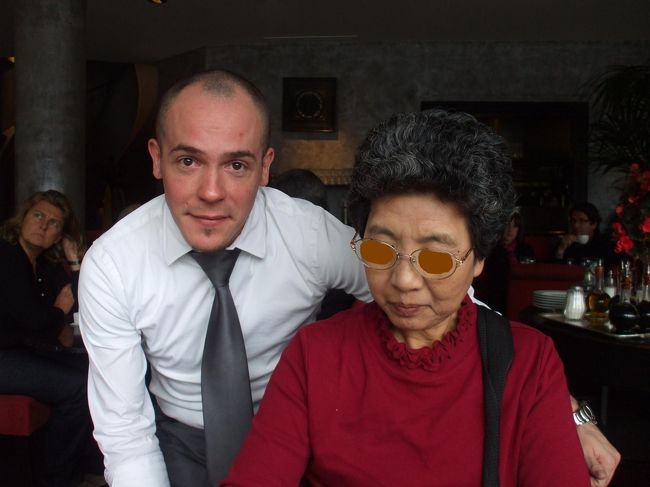 「アイム ハンサム！」英語だった。頭髪の薄い陽気なムッシュ・ギャルソンであった。