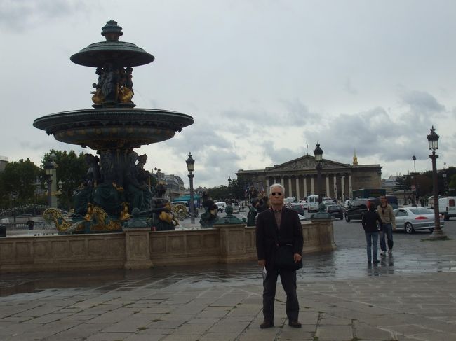 「コンコルド広場」<br />セーヌ川対岸のブルボン宮(現在は国会議事堂)をバックに、３７年前と同じ場所でポーズ。