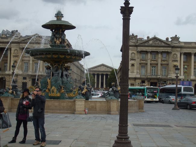 「コンコルド広場からマドレーヌ教会を見る」