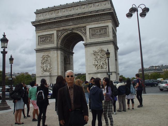 「凱旋門」<br />メトロ①コンコルド駅から４っ目シャルル ド ゴール エトワール駅。地上に上がると、警察車両が１０台以上けたたましいサイレンを鳴らして通りすぎる。テロ警戒のようであった。凱旋門は見るだけで上らず。