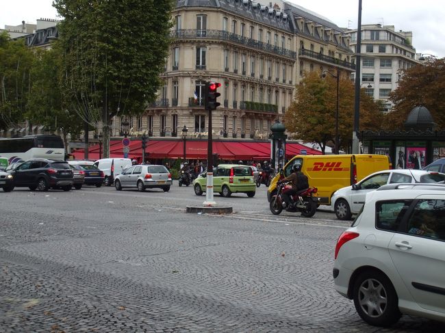 「シャンゼリゼ大通り：カフェ フーケッツ」<br />３７年前もここにあった。なんせ１８９９年創業なのである。メトロ①ジョルジュ サンク駅までぶらぶらウインド ショッピング、心地よいパリ散歩だった。<br />次の目的地はマドレーヌ広場。メトロ①コンコルド駅で乗換え⑧ホームには行ったが不安があった。東洋系の若い男女が階段を下りてきた。「パードン、ジス メトロ フォー マドレーヌ?」レールを指さしながら、疑問文でありさえしたらいい。「ウイ、マドレーヌ」きれいなフランス語であった。そこにメトロが入ってきたので、同じドアから乗車した。ドア上のメトロ案内図を見ていると「ネクスト、マドレーヌ！ニホン デスカ?」と男の方が話かけてきた。「アレ　ニホン語しゃべれるの」「スコシ ニホンゴ イマ ナラッテマス」彼は東南アジア系特有のはにかむような表情で言った。「ホアット カントリ？」タイかインドネシャかな…「ヴェトナム」頭をあげる感じで彼は言った。賢そうな目をもつ清潔な感じの若者であった。傍らの女性は若者のかげに寄り添うように立っている。アルカイック・スマイルのような静かな微笑をたたえている。２０歳をいくつか出た位の若いふたりであった。「日本に行った事ありますか」「ノー イキタイデス」「日本グッドカントリー、ヴェトナムグッドカントリー」<br />ヴェトナムのことはほとんど知らなかった。ハノイと…「ハノイ グッドシティー、サイゴン グッドシティー」やってしまった！サイゴンはまずいのだ。ホーチミンシティーなのだ。彼はニコニコしている。メトロはマドレーヌ駅に着いた。「メルシ ボクー」われわれは降りた。窓越しに家内が手を振ると女性がパッと花のように笑って小さく手を振った。サイゴンかー！感じのいい二人だけに悔やまれる。