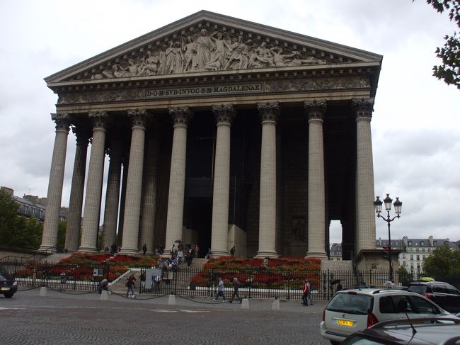 「ギリシャ神殿のように壮麗なマドレーヌ教会」<br />これはアテネのパンテオンだ。地中海風の白亜の神殿。ドーリア式かどうか知らないが、パンテオンと同じように前面に８本の石柱が堂々と聳えている。