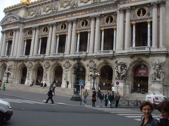 「パレ・ガルニエ(オペラ座)」<br />メトロから地上にでたものの、オペラ座の特徴ある青いドームのある建物がない。目の前の壮麗な建物がそうらしいと思うのだが確信がない。後ろに回りこむと修復パイプの足場と保護看板があった。