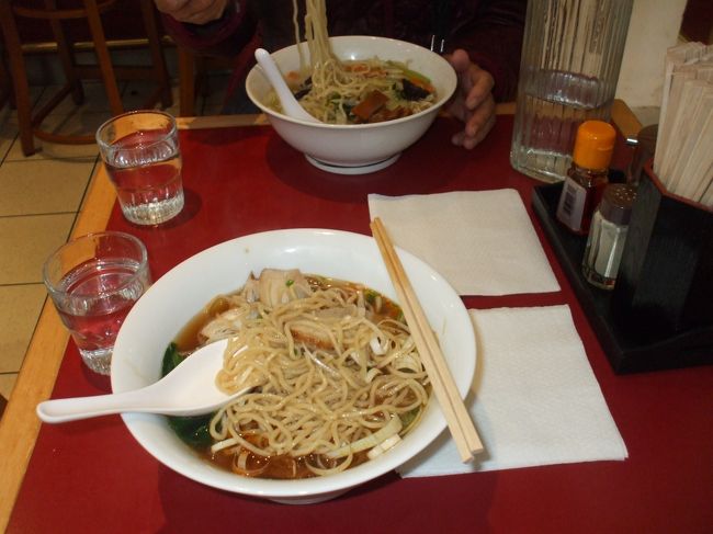 「不味、旨！ラーメン」<br />ルーブル宮を正面に見てオペラ通りを下って歩く。雨がすこしきつくなる。足が重い、疲れのせいか無性に醤油ラーメンが食べたくなる。ガイドブックによるとオペラ通りにはラーメン店が多くあるという。メトロ⑦ピラミッド駅手前の横街を左に入る。○○ラーメンの看板がいくつかあった。最初の角の店に入る。日本の普通のラーメンチェーンと同じような作りであった。なにかこころが安らぐ。わたしは葱ラーメン、家内は野菜ラーメン。先客は２組、中国女性２人と仏人男性２人、上手に箸を使っている。カウンターの中の調理人は日本人のようであった。気のなさそうに麺を茹でている。やはり旨くない。スープにコクが無く、一言でいって大味！が、久しぶりの醤油スープは体に沁みこむ。「不味、旨！」と言っておこう。<br />足、腰に疲れがたまってきている。ホテルに帰ることにする。メトロ⑦でシャトレ駅下車。１０分以上歩いてもフォーラム デ アールにぶつからない。途中で道を間違えたようである。集中力が落ちてきているようだった。雨で歩道が濡れている。「シルブプレ！！フォーラムデアール」１，２度尋ねて、ようやく見覚えのある通りに出た。ほっと力がぬける。突然、家内がつまずいて…わたしの腰のあたりを掴もうとして、掴みきれず前のめりに倒れてきた。「どうした！」助け起こそうとしたが、ひざが疲労で突っ張って曲がらない。無理に曲げると激痛が走る。「xyz…！」通りがかりの若いフランス女性が駆け寄ってきた。家内に手をかけて「ダイジョウブ！」そう言っているようである。モタモタしながらわたしもようやく家内の傍らにしゃがみこむ。「ありがとう。だいじょうぶよ。メルシー！」家内が女性にお礼を言いながら体をおこした。わたしも「メルシ　ボクー」。女性は「気をつけてね！」といった笑みを浮かべて立ち去った。どこにでもいい人はいるのだ。本当にメルシーなのだ。さいわい家内は打ち身も、擦り傷もなくヨカッター！夫婦とも疲れているのだ。年寄りは気をつけねばならないのだ。少々気持ちが落ち込む。スーパーで買い物してホテルに帰る。部屋で食事、フロに入って早めの就寝。今日はいろんな人に助けられたのだ。感謝！<br /><br /><br /><br />