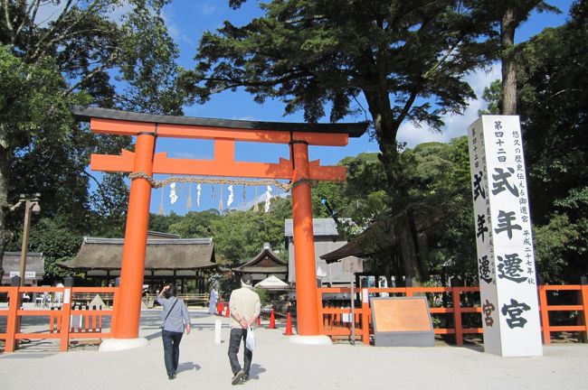 2010秋、上賀茂神社(1/3)：赤鳥居、式年遷宮の標識、神馬