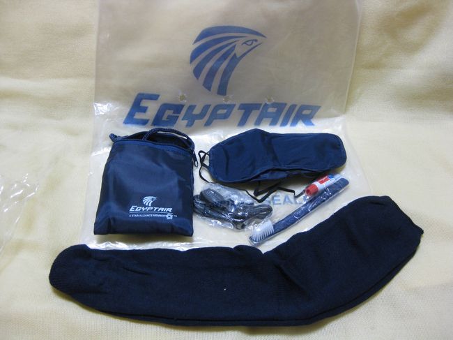 21:15、関空を飛び立ちました☆<br /><br />関空からルクソールまで約12時間30分のフライト。<br /><br />関空発着は古い機体だから、席のモニターはありません(。・ε・`。)<br /><br />写真のエジプト航空の機内サービスは、<br />アイマスク・靴下・イヤホン・歯ブラシセット。<br />エジプト航空のロゴマークは、空の神ホルス神♪<br /><br />ブランケットがないって聞いてたけど、<br />枕とともに座席にあらかじめ置いてありました。<br /><br />機内は空いていたので、2人席から4人席へ移動しました。<br />4人席でゴロンと横になって寝れたから楽だった☆