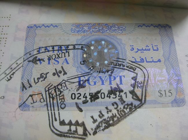 早朝4時、ルクソール空港に無事到着♪<br /><br />エジプトは入国にビザが必要。15＄です。