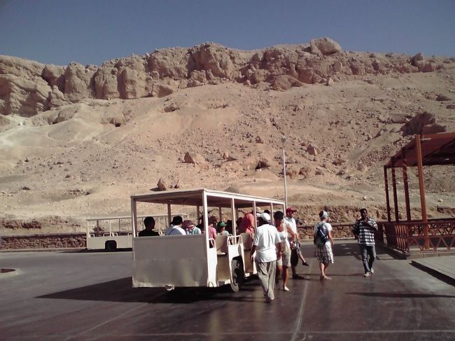 王家の谷は、撮影禁止なので省きます。<br />でも、ツタンカーメンの墓の玄室壁画はキレイだし、<br />絶対行くべき！！<br />天井画も素晴らしかった〜☆<br /><br /><br />続きまして、ハトシェプスト女王祭殿へ。<br />祭殿まで、トラムに乗っていきます。