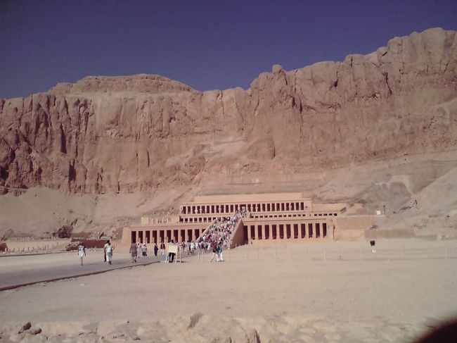 ハトシェプスト女王祭殿です☆<br /><br /><br />1997年に日本人観光客が無差別射殺テロがあった場所です。。