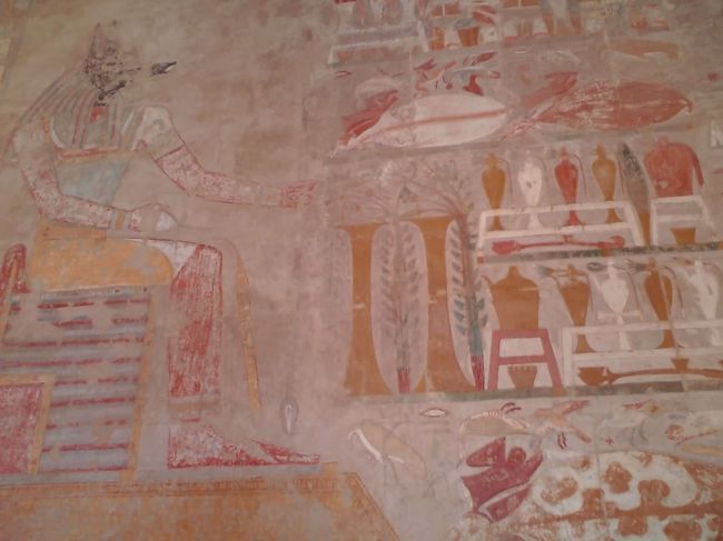 第2柱廊には、彩色壁画がきれいに残っています。