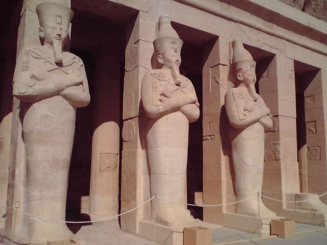 第2テラスから階段を上ると、ハトシェプスト女王の顔をした、オシリス神列像がずらり。<br /><br />ハトシェプスト女王は、エジプト初の女王だけど、<br />トトメス3世によってレリーフや壁画が削られています。