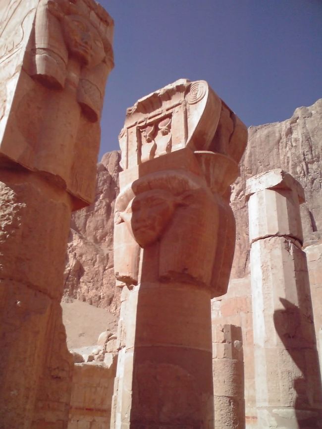 第2テラス南側にある、ハトホル神殿には、<br />ハトホル柱があります。