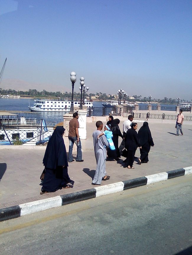 車窓から。<br />ナイル川沿いを歩くエジプト人たち。