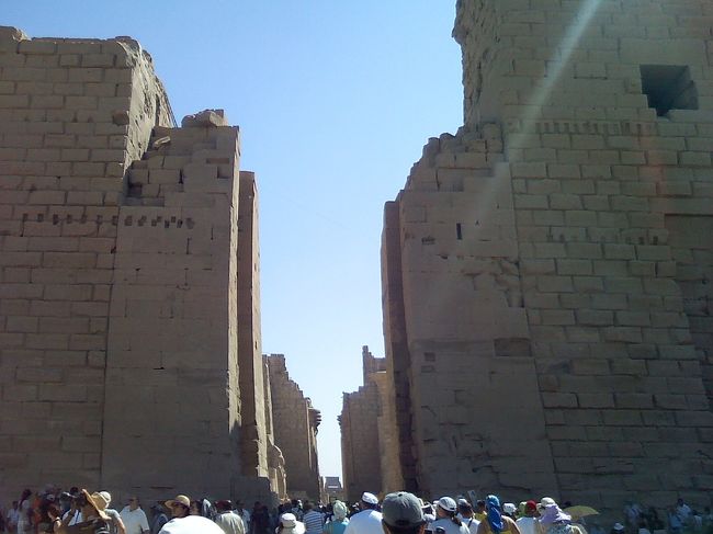 スフィンクス参道を通ると、カルナック神殿の入り口です。