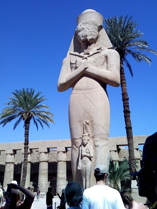 女王像。<br />足元の小さい像はラメセス2世の子、ベントアンタ王女。