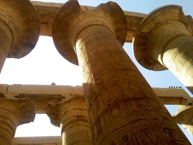 柱は傘のように広がったものと、つぼみのような形のものがあります。<br />王名が刻まれたものや、彩色がのこっているレリーフもありました。