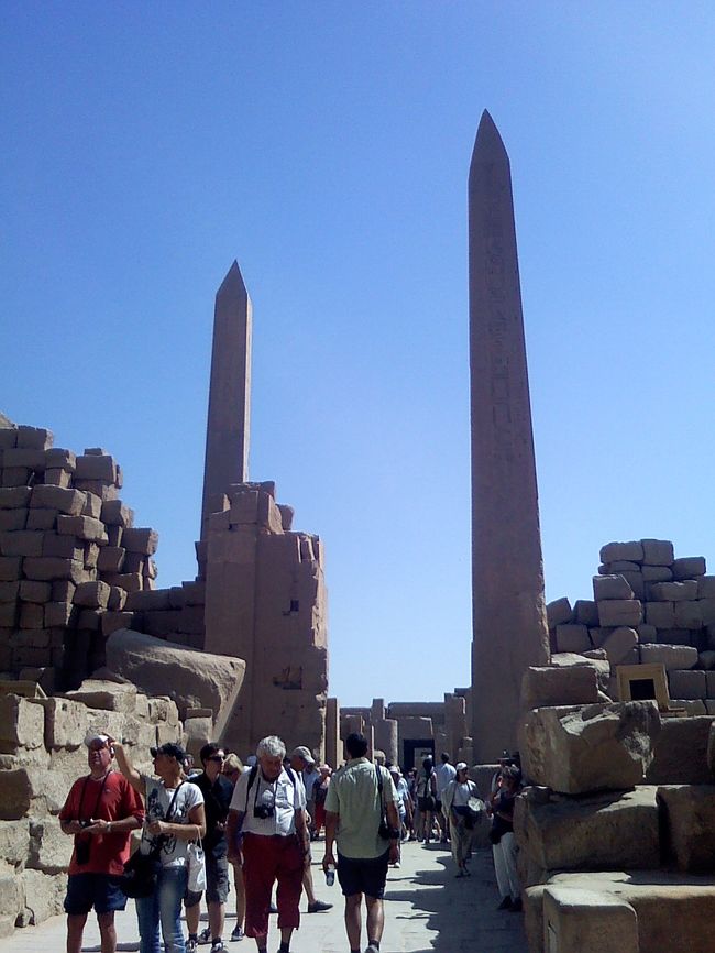 次に進むと、親子オベリスクがみえてきます。<br /><br />トトメス1世と、ハトシェプスト女王親子のオベリスクです。