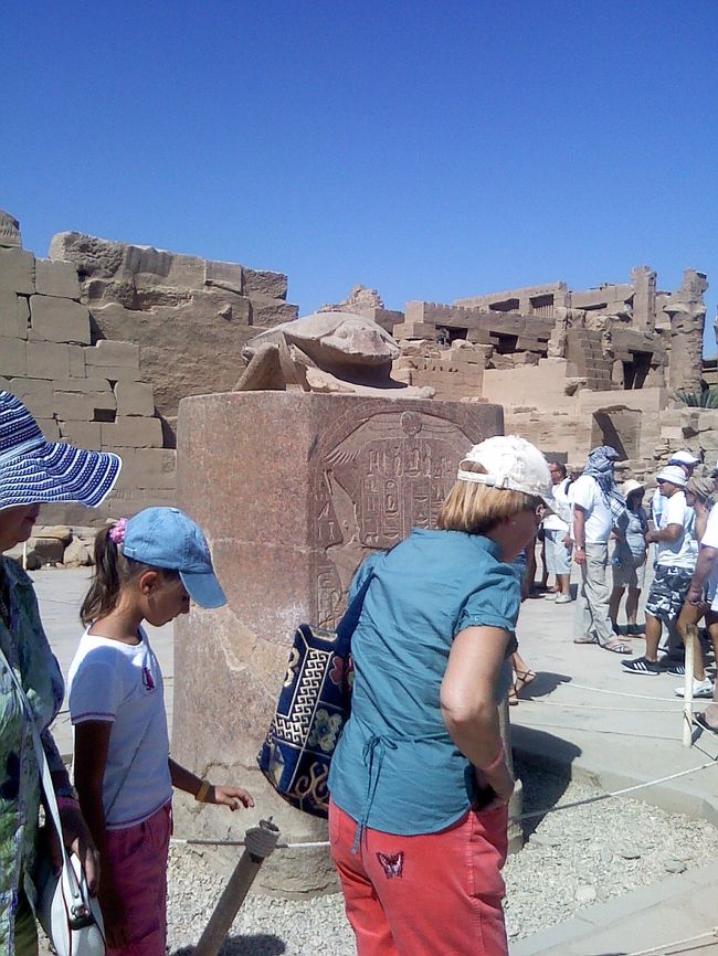 聖なる池の近くに、「スカラベ（ふんころがし）」の像があります。<br />スカラベは太陽神の化身として、幸せの象徴でもあります。<br /><br />このスカラベの周りを時計と反対周りに、3周すると願いが叶い、7周すると結婚できるってガイドさんに言われたので、さっそくグルグル周りましたよ〜♪<br />暑かったので3周にしました☆<br /><br /><br />