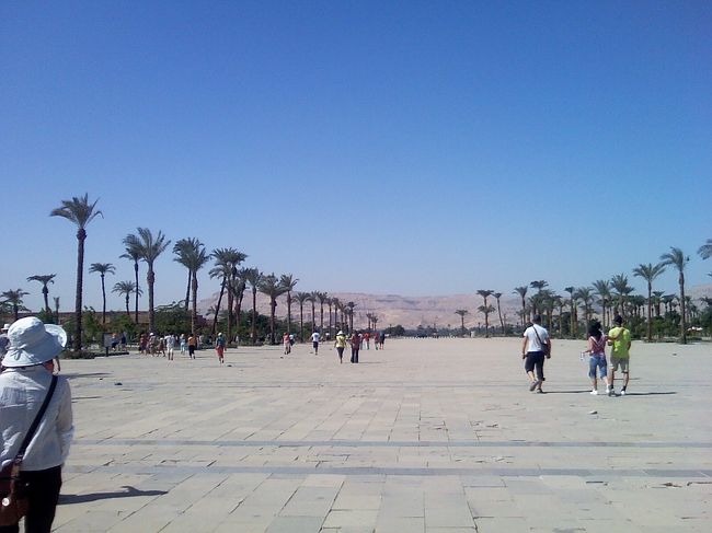 カルナック神殿を背にし、ナイル川をはさんだ西側は、<br />王家の谷か、ハトシェプスト女王祭殿か・・<br />が見えました☆