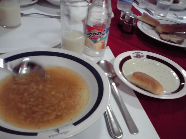 昼食は、毎食必ず出る「タヒーナ（ゴマのペースト）」。<br />パンにつけて食べる前菜なんだけど、<br />美味しくないです〜(；△；)<br /><br />麦状のパスタが入ったチキンスープは美味♪<br /><br />グアバジュースはトロっとしてて、<br />ホントに最高に美味しいです！！<br /><br />でも、南国のジュースはお腹を緩める作用があるので、<br />緩めの人は、紅茶か炭酸が良いらしいです☆