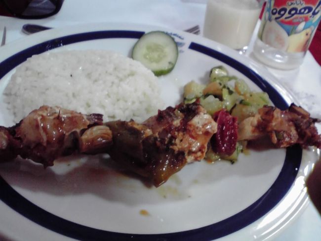 ゴハンに味がついてて変な感じ。<br />日本から持参した、ふりかけを使うことはありませんでした（笑）<br />（添乗員さんはかけてた）<br /><br />肉がめちゃめちゃ固いです。。<br />たぶん、鶏肉の串焼き（シシタウーク）だと思います。