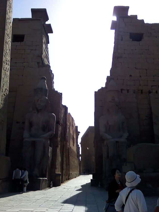 昼食後は、ルクソール神殿へ。<br /><br />逆光だし、左側のオベリスク写ってないし･･(ﾟДﾟ )ｱﾗﾔﾀﾞ!! <br />ここにオベリスクは1本しかなく、もう1本はパリのコンコルド広場にあるそうです。<br /><br />