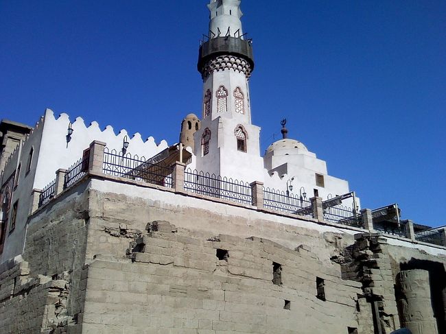 ガーマ・アブー・イル･ハッガーグ。<br /><br />下部のグレー色の部分、そこまで砂の中に埋もれていた部分らしいです。<br />だから入り口が上のほうにあります。<br />現在もモスクとして使われているとか。<br />