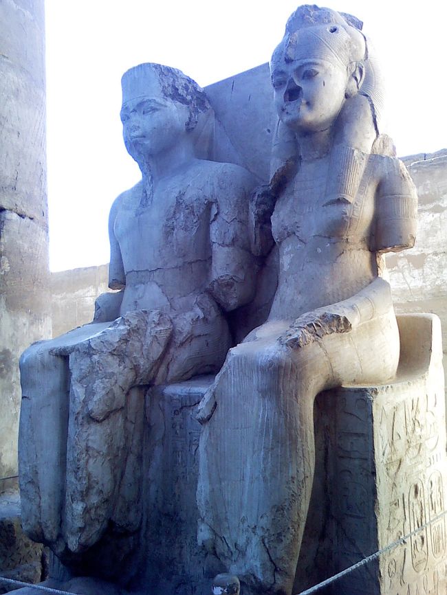 幼い顔立ちのツタンカーメン王と、妻アンケセナーメン王妃。<br /><br />8歳で即位し18歳で亡くなったツタンカーメン。<br />王妃は2歳上でラブラブカップルだったとか♪<br /><br /><br /><br />