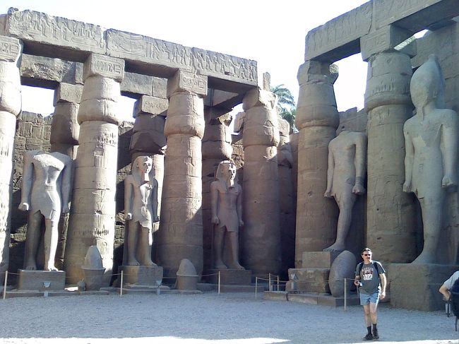 ラメセス2世の中庭。<br />左足を前に出している像は、生きているときに造られた像という意味らしいです。