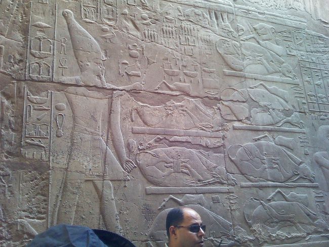 生きたまま牛が縛られて、神様に献上している様子。<br />