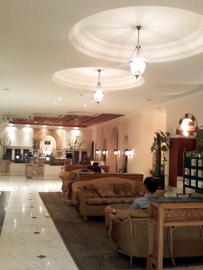 パピルスのお店に立ち寄って、<br />宿泊は、5星ホテルのソフィテルカルナック。<br />いいホテルでした〜♪<br /><br />ロビーはこんな感じ。<br /><br />15:15にホテルに付き、夕食の19時まで、お風呂に入ってしばし仮眠☆<br />無理をしないのがエジプト旅行では大事！<br />早朝から観光して、暑い午後は休憩、涼しくなった夜から再び活動するのが一番良いと思いました♪