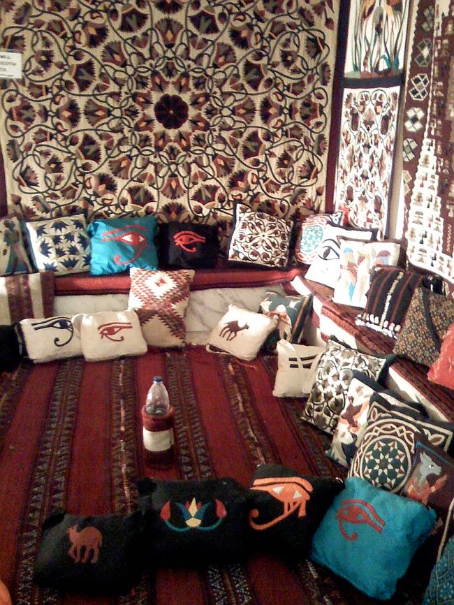 売店でクッションカバーやストールが売ってました。<br />30エジプトポンドくらい。<br /><br />あとでクッションカバー買っておけば良かった！と後悔しました。<br />後々同じデザインに巡り会えなかった・・(РД`q) <br />欲しいと思ったらその場で買うのが鉄則ですね。