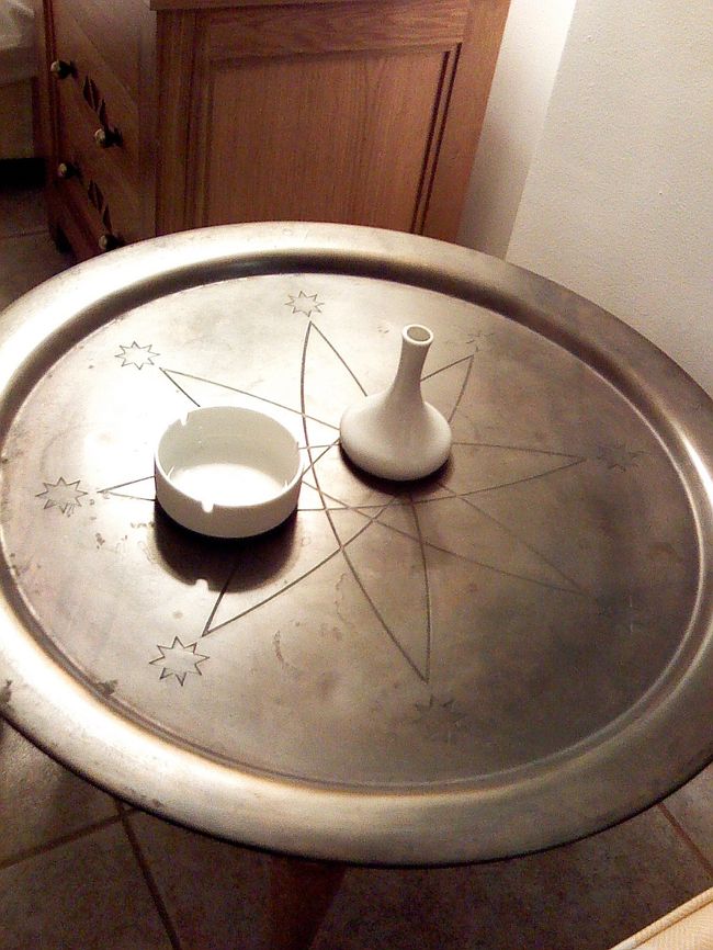 部屋のテーブルもオシャレ♪