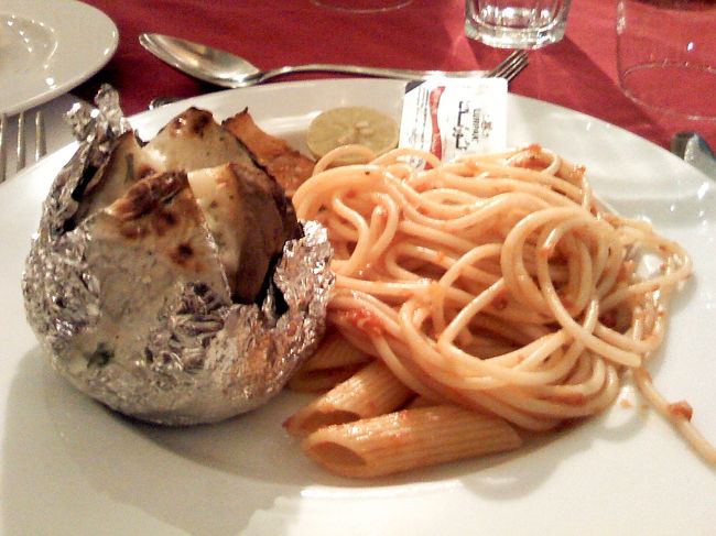 夜ゴハンは、ソフィテルカルナックホテル内のレストランでバイキング。<br />パスタが美味しかった。