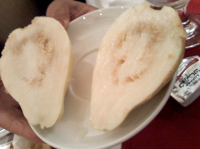 グアバジュースがめっちゃ美味しくてハマってしまった私♪<br /><br />はじめは洋ナシかなと思って手にしなかったグアバの果実。<br />同ツアーの人が食べてたので私も初試食！<br />種ばっかでたべるとこがない(ﾉ´∀｀*)<br />熟してないせいか味はイマイチでした。<br />やっぱりジュースが一番！！<br /><br />部屋に戻って20:30に就寝♪