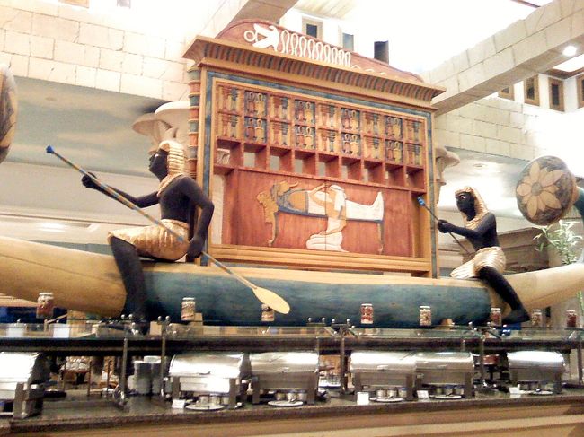 5:30起床→6:00荷物回収<br /><br />ルクソールのソフィテルカルナックホテルの朝食バイキング会場へ、<br />一番に行って朝食。<br />扉の前でじーっと待ってたら開けてくれました☆