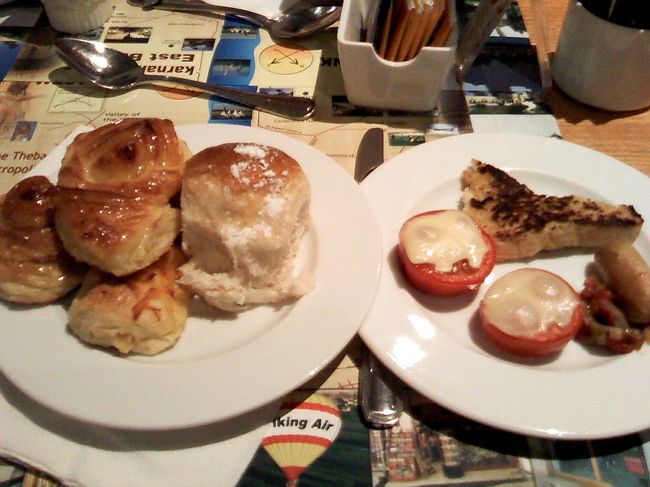 ゴハンを食べる前は、除菌スプレーと除菌シートで手を拭いて、<br />更に食器も拭いて、かなり神経質（笑）<br />旅行中は習慣になってました。<br /><br />パンがとにかく美味しい！<br />小腹が空いた時用に、お持ち帰りもしました。<br /><br />あと生野菜を食べちゃダメなので、<br />トマトのチーズ焼きは貴重なお野菜！（笑）<br />美味しくて5個くらい食べました☆