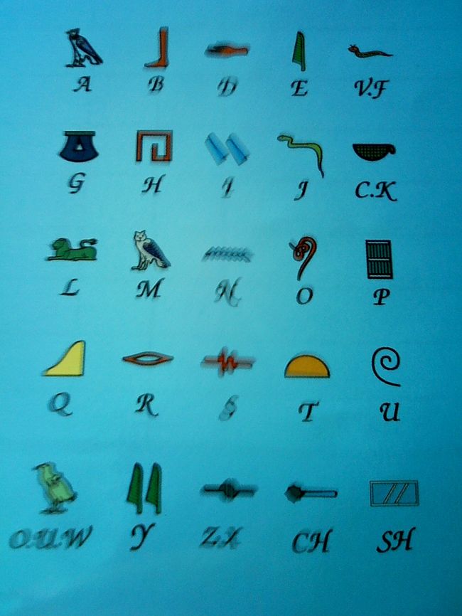 7:00ホテル出発。<br /><br />カルトゥーシュTシャツの車内販売をしてました。<br />背中とかに自分の名前を刺繍してくれるサービスも。<br />Tシャツとポロシャツが1枚2000〜3500円くらい。<br /><br />年配のツアー客が多かったせいか、みんな買ってました。<br />正直オシャレなデザインはなかったです(￣∀￣)<br /><br />母も周りに流されて、買いたそうだったから、<br />「今は良いけどいつ着るの？日本じゃ着れないよ〜」と説得（笑）