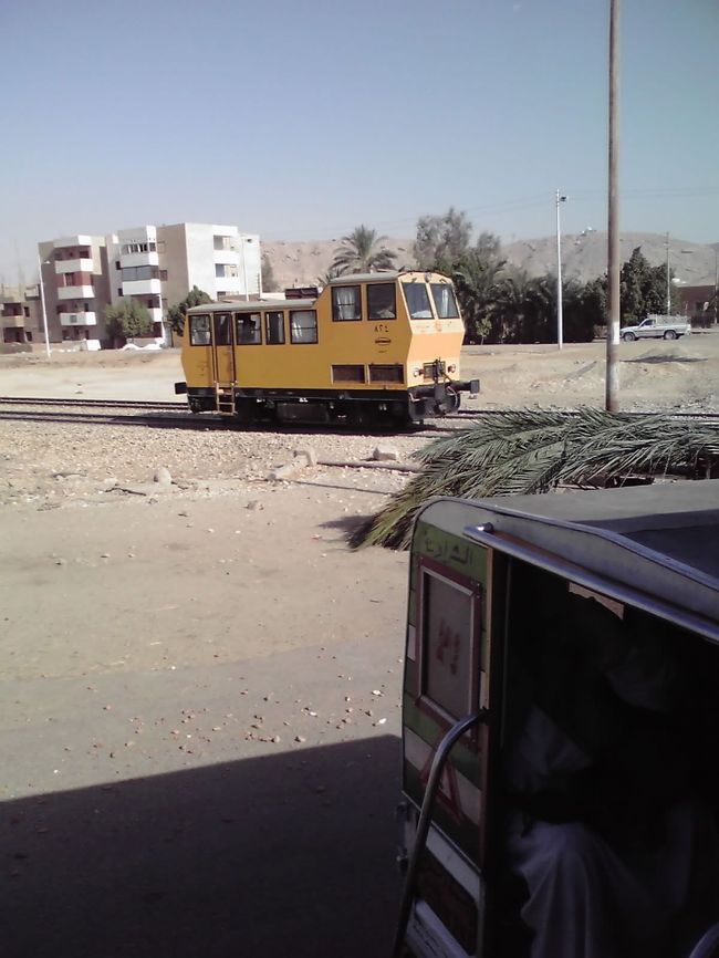 踏み切り渋滞してるし、<br />どんな電車がくるんだろ〜と思ってたら、<br />こんな一両の小さな電車（と言えるのかな）・・。<br />コレ待ちだったのねぇとちょっと笑えちゃった。