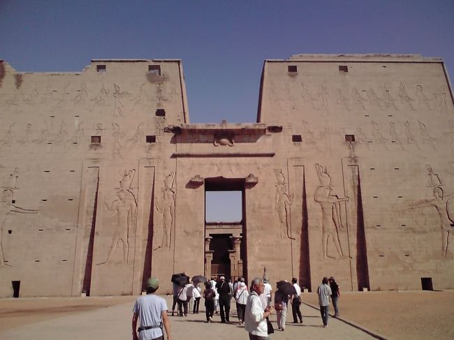 ルクソールから2時間走って、9:30ごろエドフに到着！<br /><br />エジプトで最も保存状態がいい、ホルス神殿へいきました。<br /><br />かなりキレイなレリーフが残ってます。